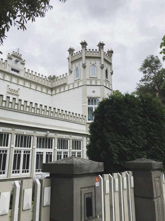 Обои ориентир, окно, классическая архитектура, крыша, архитектура в разрешении 2848x3797