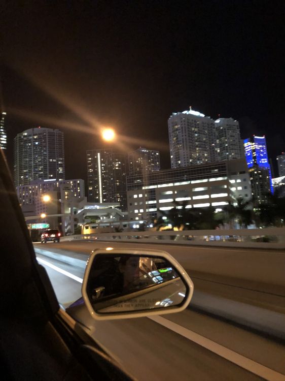 Обои Король, автомобиль среднего размера, автомобильное зеркало, дорога, ночь в разрешении 1536x2048