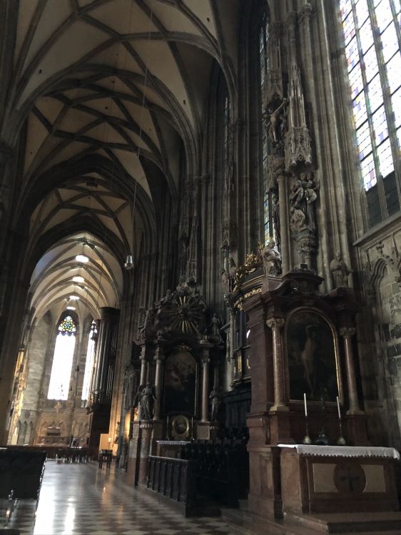 Обои средневековая архитектура, базилика, религиозный институт, собор, архитектура в разрешении 1536x2048