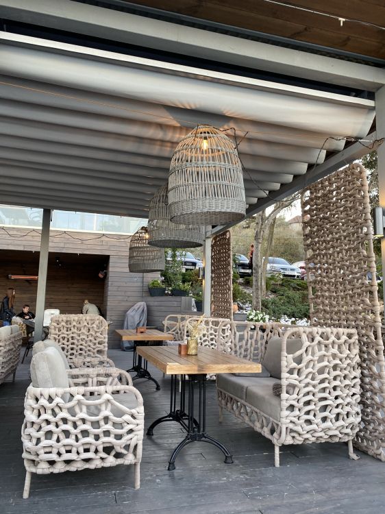 Обои таблица, патио, плетеные, мебель, потолок в разрешении 1536x2048